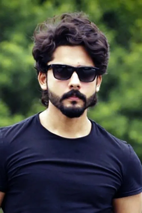 Roshan Basheer interpretando a 