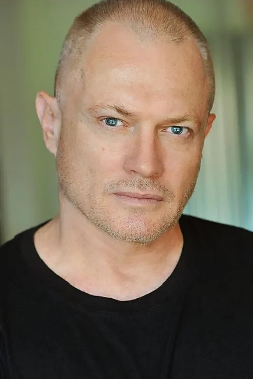 Ross Kettle interpretando a Joe