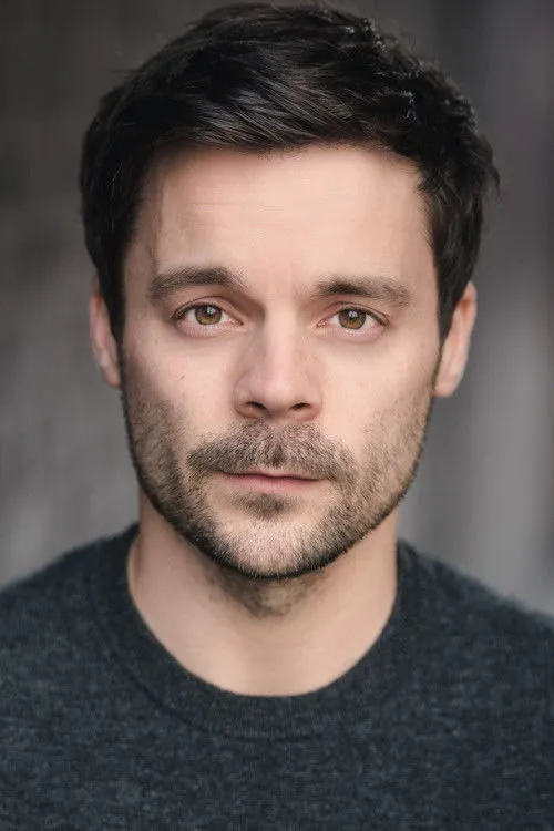 Ross Mann interpretando a D-Man