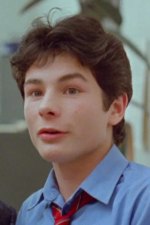 Ross O'Donovan interpretando a Angus Mullens