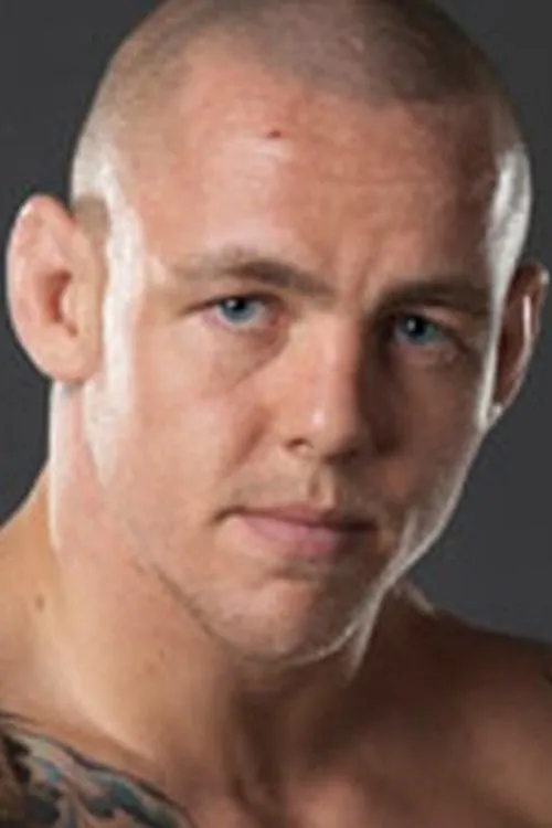 Ross Pearson interpretando a Self