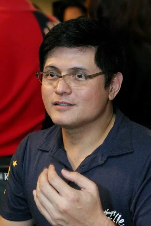 Rowell Santiago interpretando a Aries