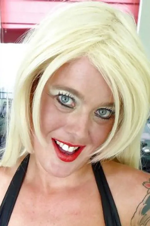 Roxy Mae interpretando a 