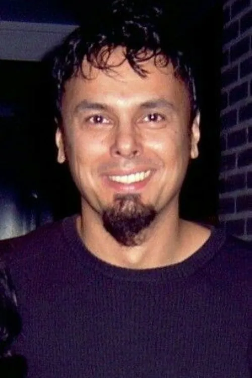 Ryan O'Keeffe ha trabajado con Roy Khan en 1 ocasiones