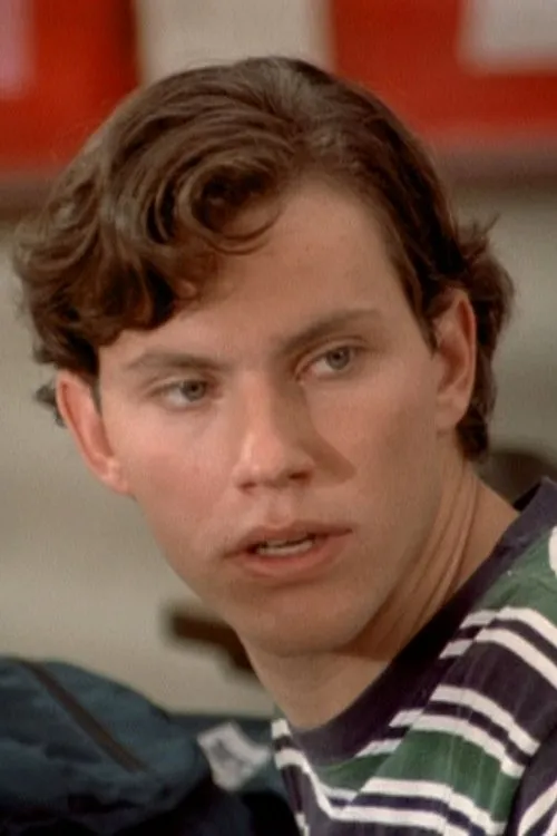 Roy Newton interpretando a Mark Thompson