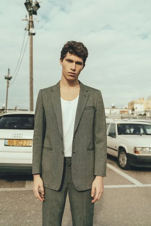 Roy Reshef interpretando a Nadav