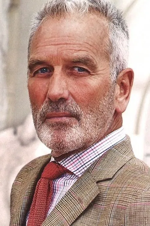 Roy Summersett interpretando a Mace Dawson