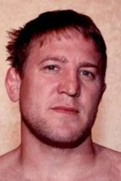 Royce Alger interpretando a Self