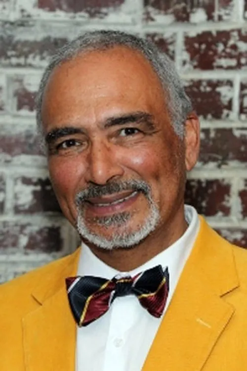 Royston Stoffels interpretando a Grandpa Simon