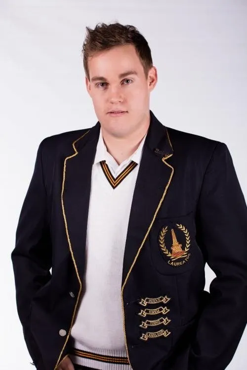 Ruan Blum interpretando a Brink Bouwer