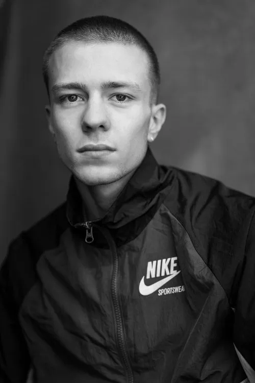 Ruaridh Mollica interpretando a Jimmy