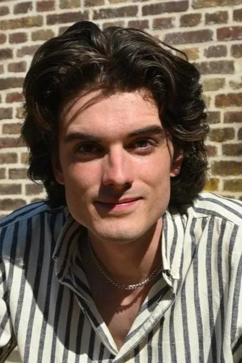 Ruben Degroote interpretando a Adam