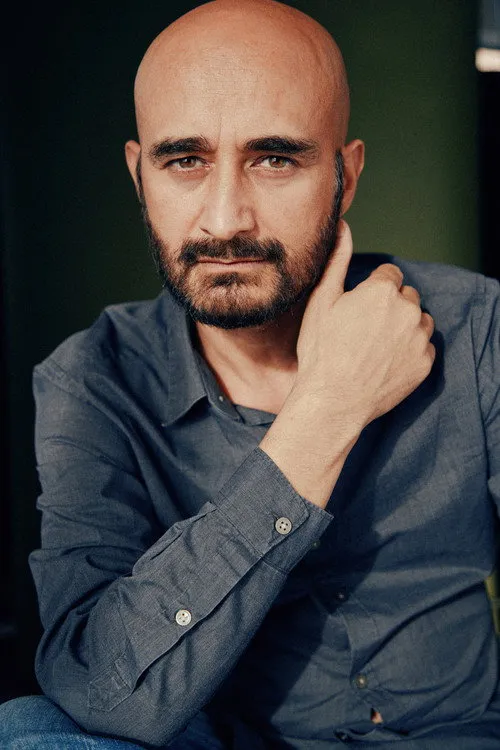 Ruben Maria Soriquez interpretando a Leonardo Rosselini