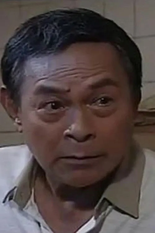 Ruben Rustia interpretando a Nguyen Van Diu