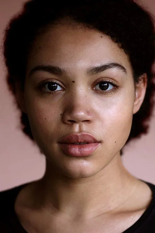 Ruby Barker interpretando a Yakira