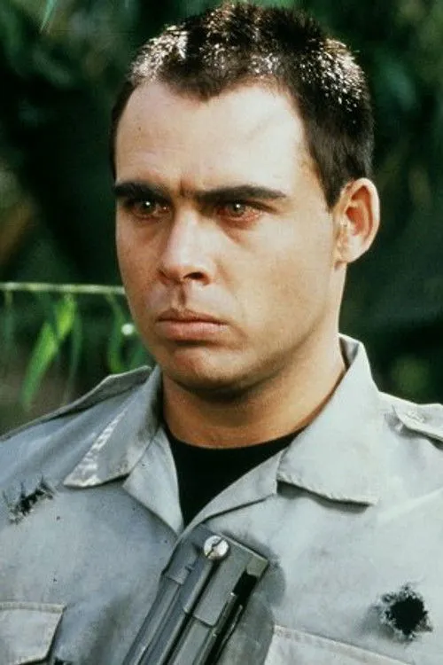 Rufus Swart interpretando a Eddie