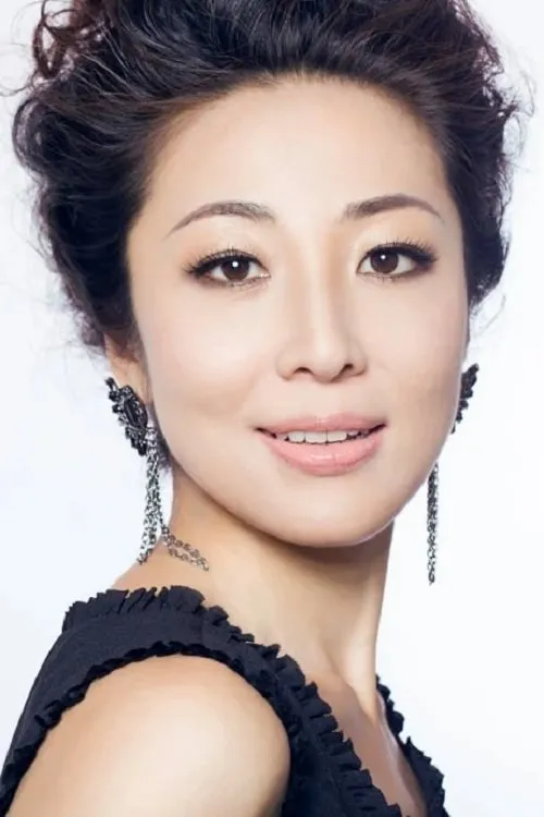 Rui Zhao interpretando a Chinese Woman