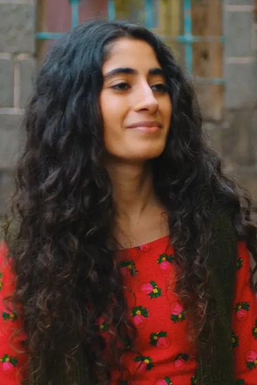 Ruken Önen interpretando a Zelal