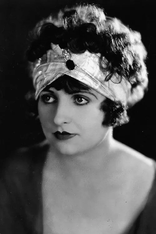 Ruth Hiatt interpretando a