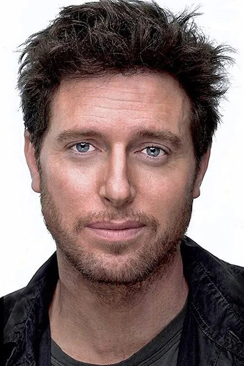 Ryan Alosio interpretando a Luke Buttleman