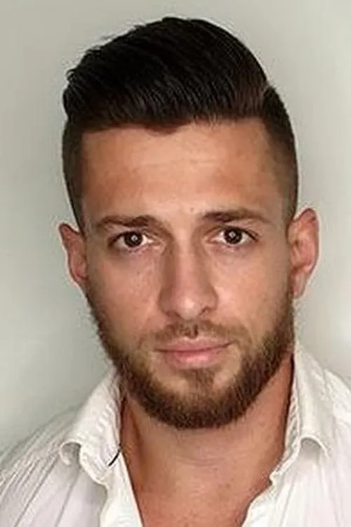 Ryan Benetti interpretando a 