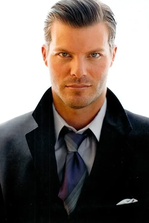 Ryan Bittle interpretando a Dylan