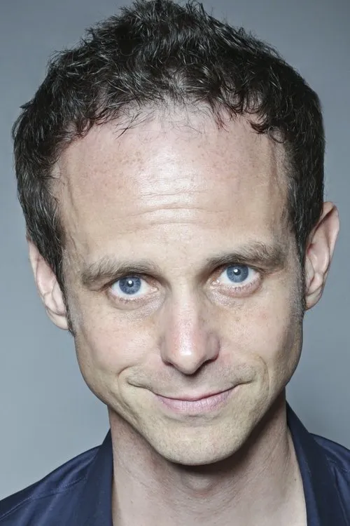 Ryan Blakely interpretando a Bill