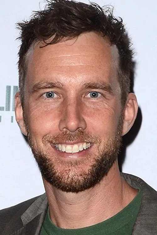 Ryan Churchill interpretando a Sam