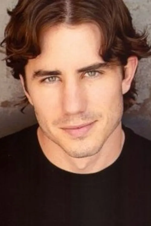 Ryan Freeman interpretando a Tom