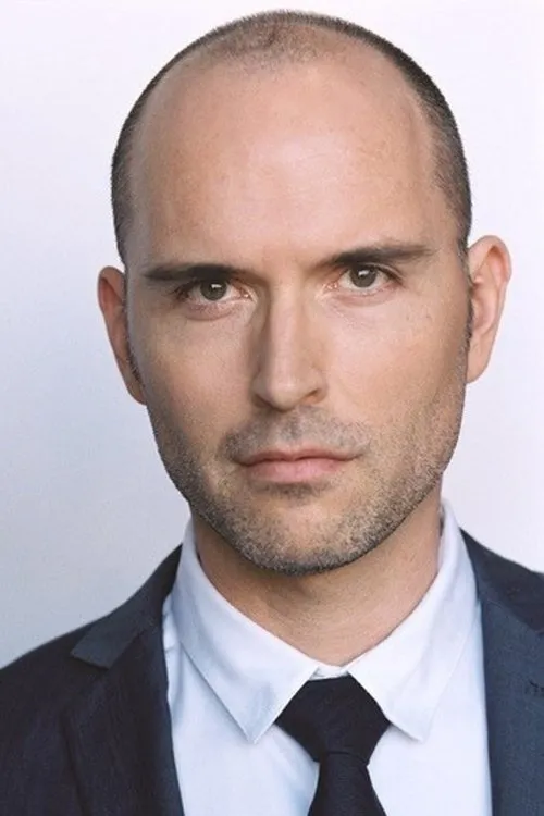 Ryan Gibson interpretando a Dr. Henry