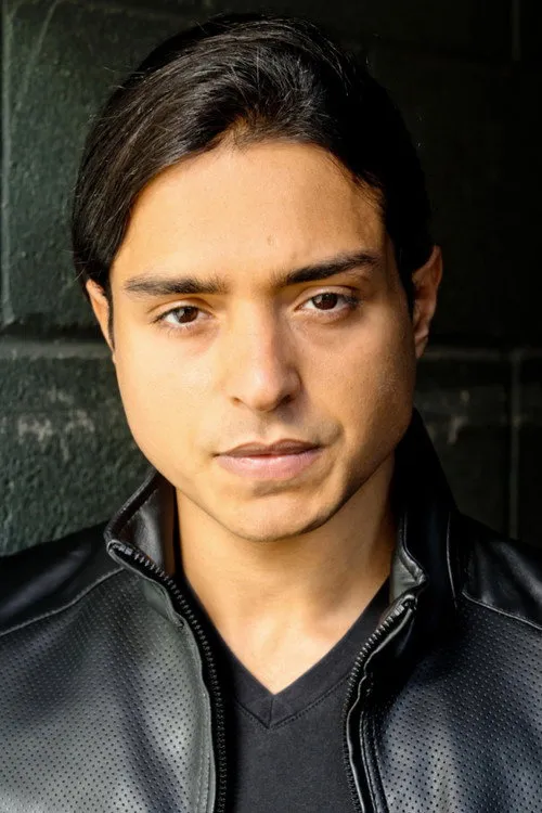 Ryan Hai interpretando a Ali