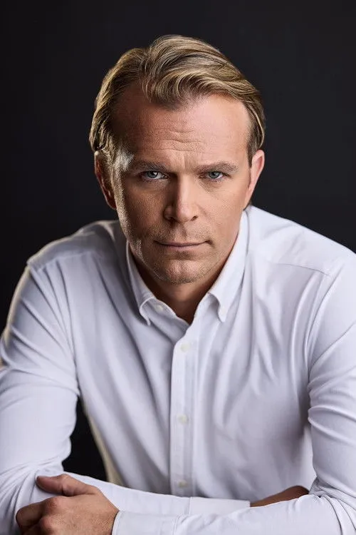 Ryan Kotack interpretando a Steven