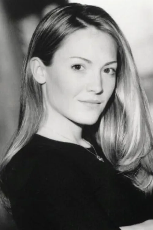 Ryan Massey interpretando a Julie