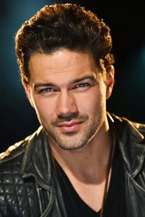 Ryan Paevey interpretando a Mac