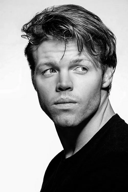 Ryan Poole interpretando a Drone Operator