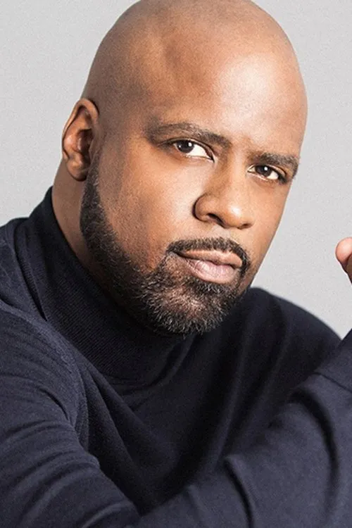 Ryan Sands interpretando a Paul