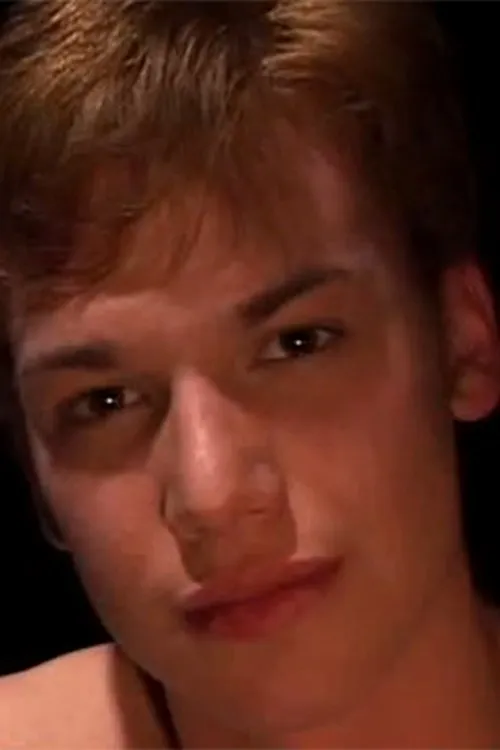 Ryan Scott interpretando a 