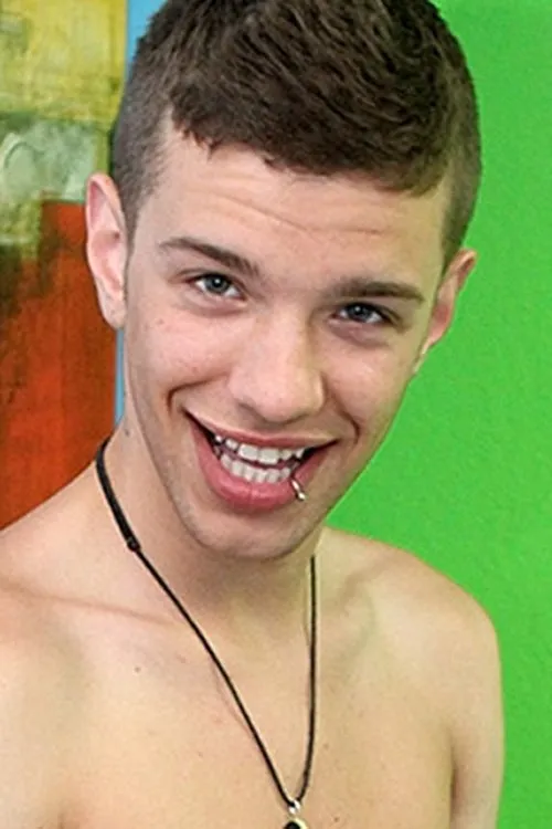 Ryan Sharp interpretando a 