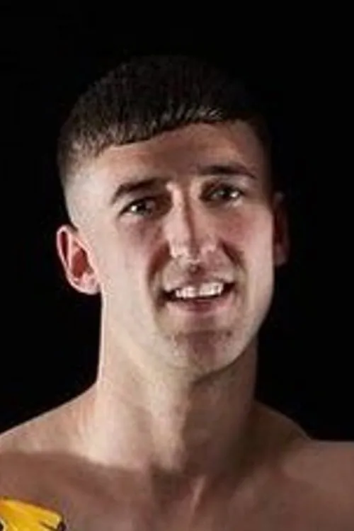 Ryan Shelley interpretando a 