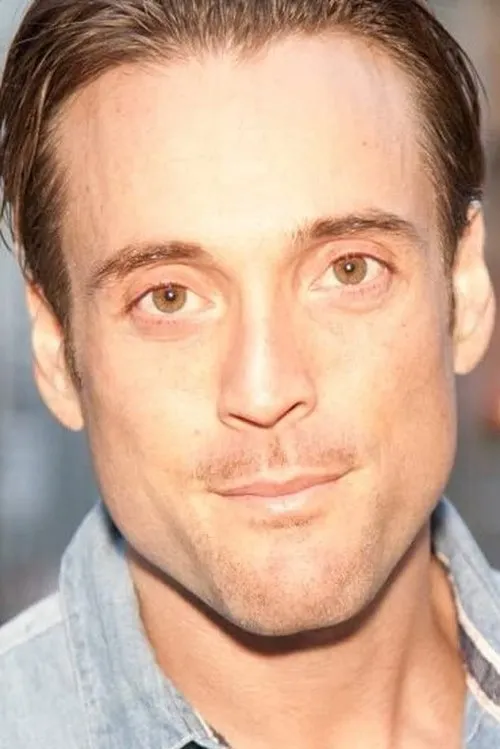 Ryan Stanger interpretando a Todd