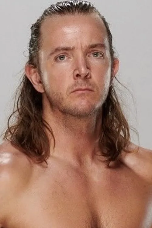 Ryan Taylor interpretando a Chris Boone