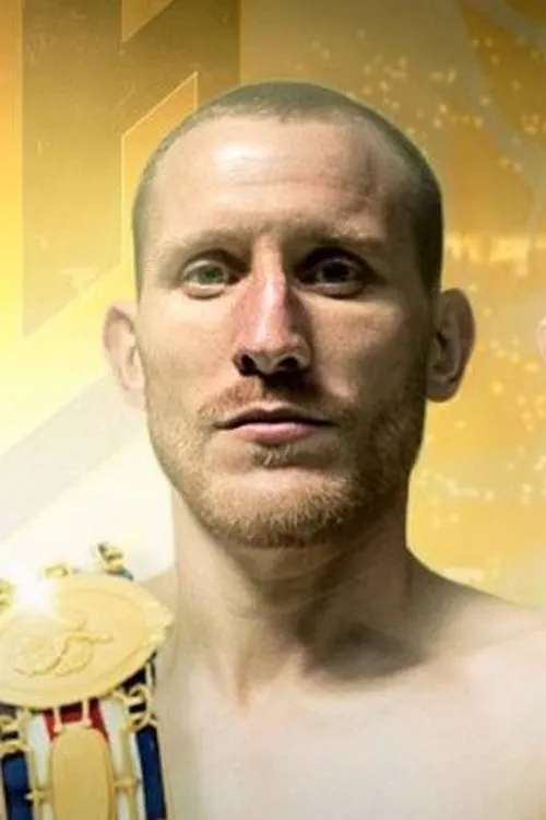 Ryan Walsh interpretando a Self