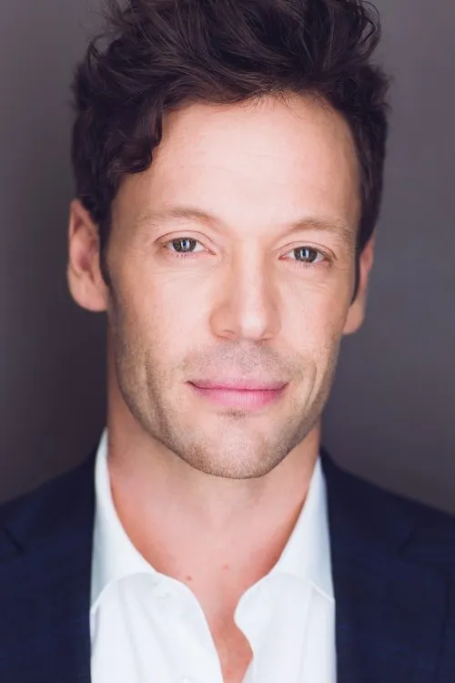 Ryan Watkinson interpretando a Scott