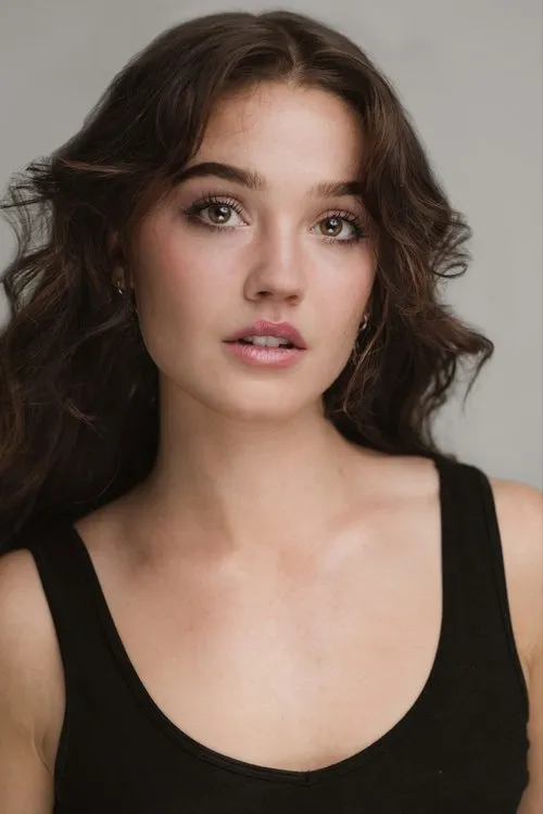 Ryann Bailey interpretando a Arlin