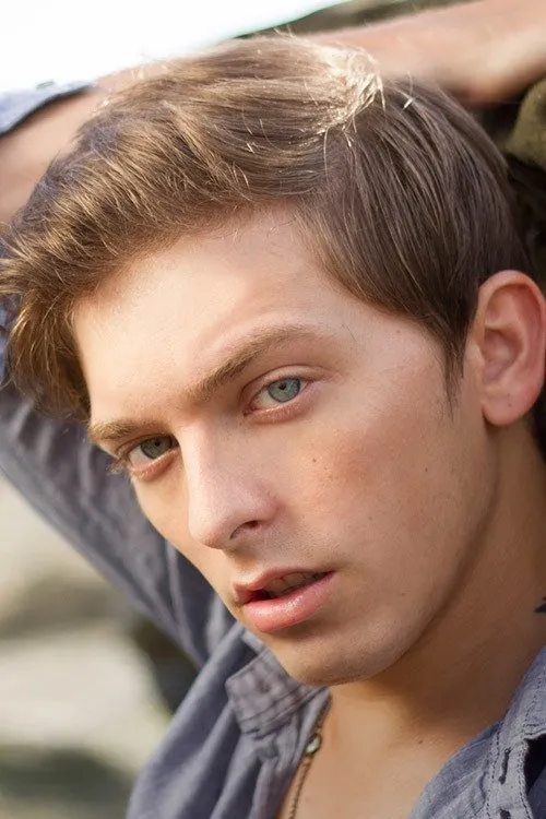 Ryker Madison interpretando a 