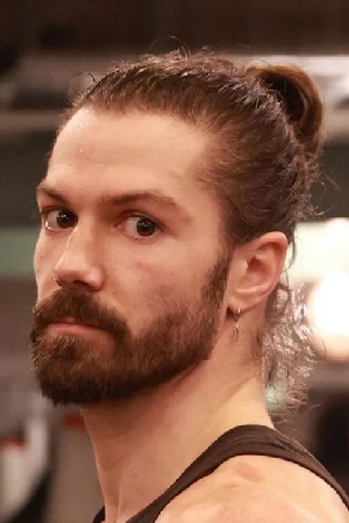 Rylan Charlton interpretando a Self