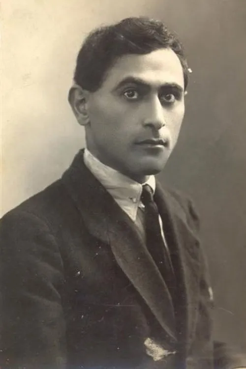 Rza Darabli interpretando a 