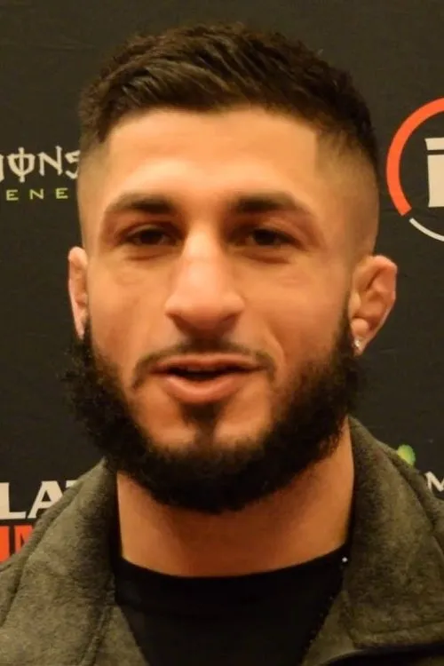 Sabah Homasi interpretando a Himself