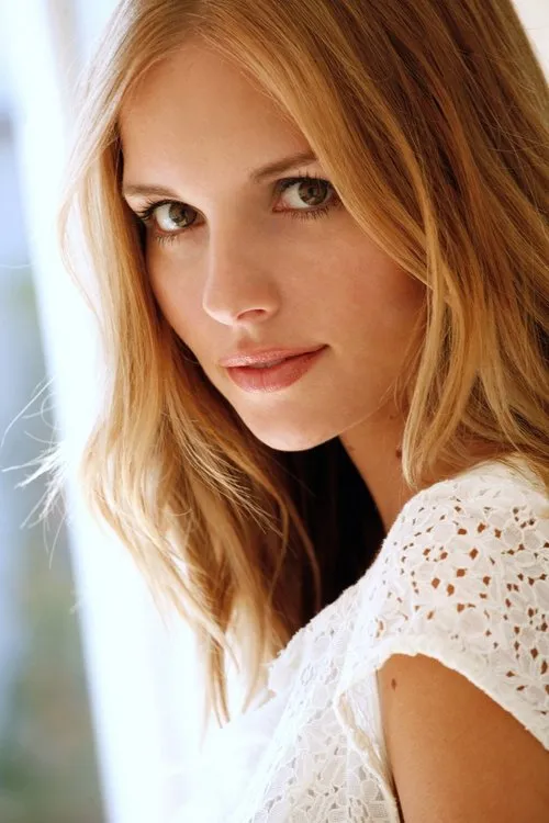 Sabrina Aldridge interpretando a Emily Hall