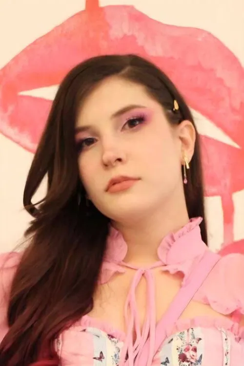 Sabrina Twyla interpretando a Savannah